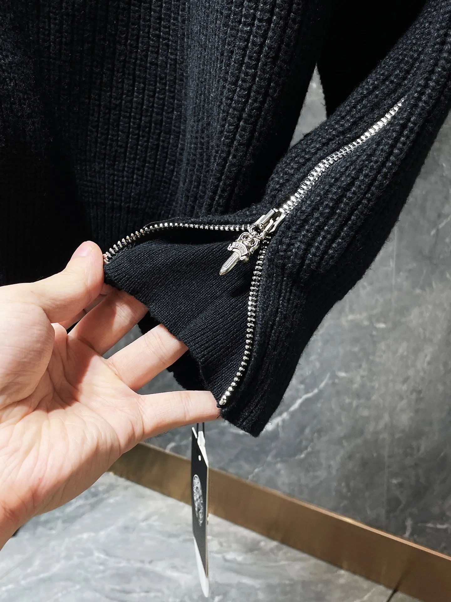 P276 Chrome Hearts Autumn and Winter Sweater Series Round-neck sweater with zipper design Full-body customized high-weight zipper Special treatment on cuff zipper Selected high-quality wool and 100% cotton knitted fabric Non-common version on the market! ! Recommended color: black Size: S, M, L, XL
